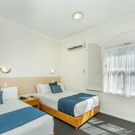 Ramada By Wyndham, Hamilton City Center Esterno foto