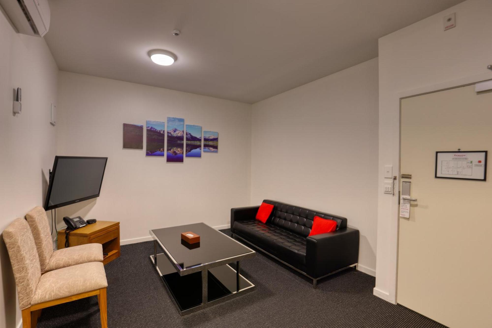 Ramada By Wyndham, Hamilton City Center Esterno foto