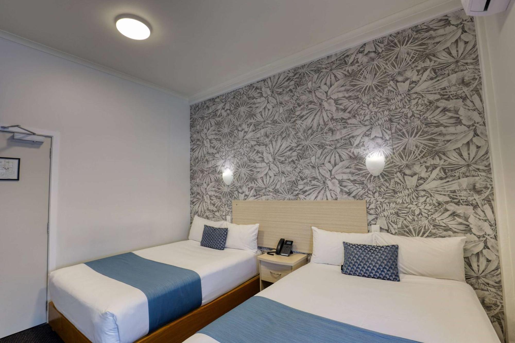 Ramada By Wyndham, Hamilton City Center Esterno foto