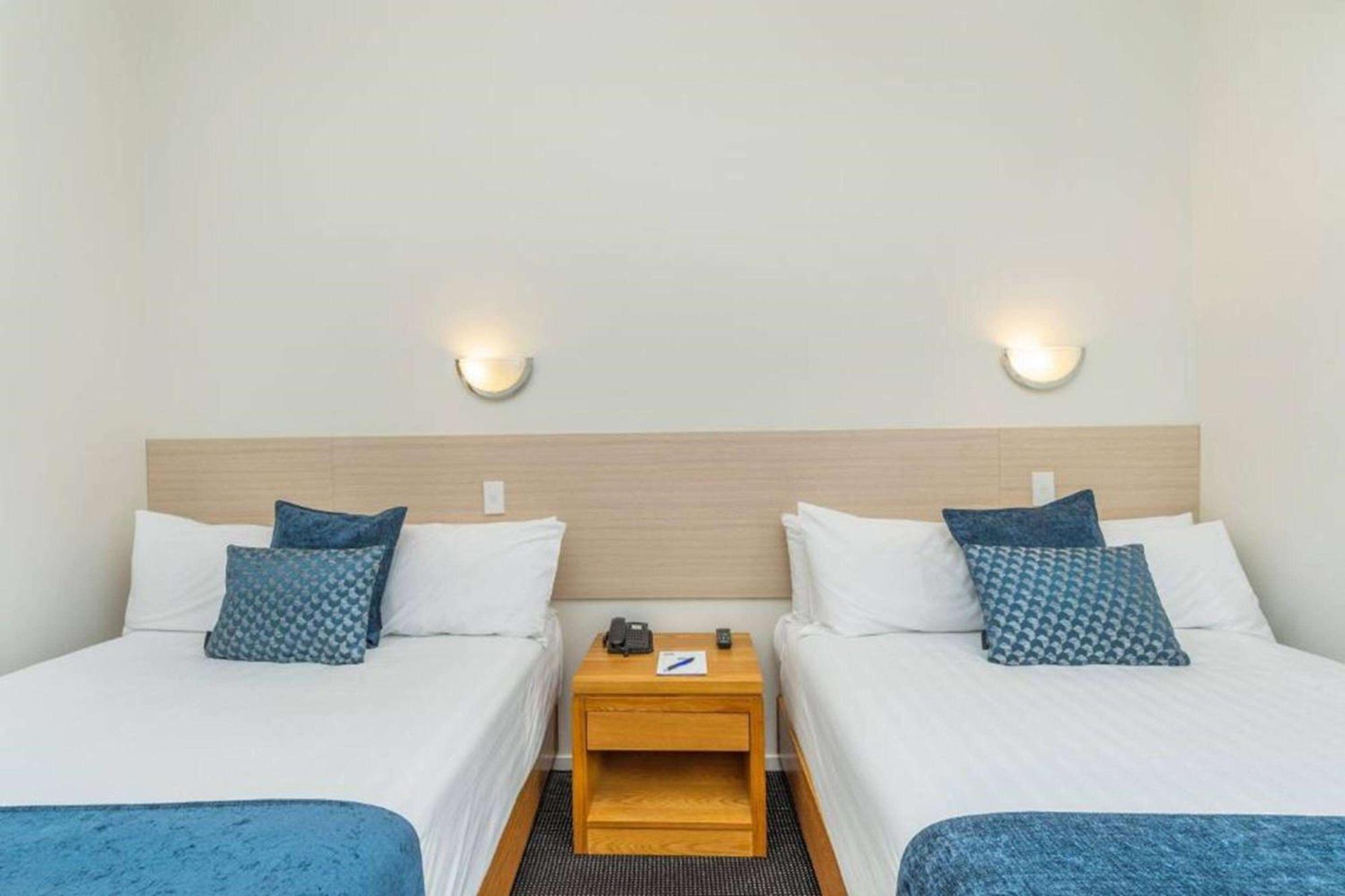 Ramada By Wyndham, Hamilton City Center Esterno foto