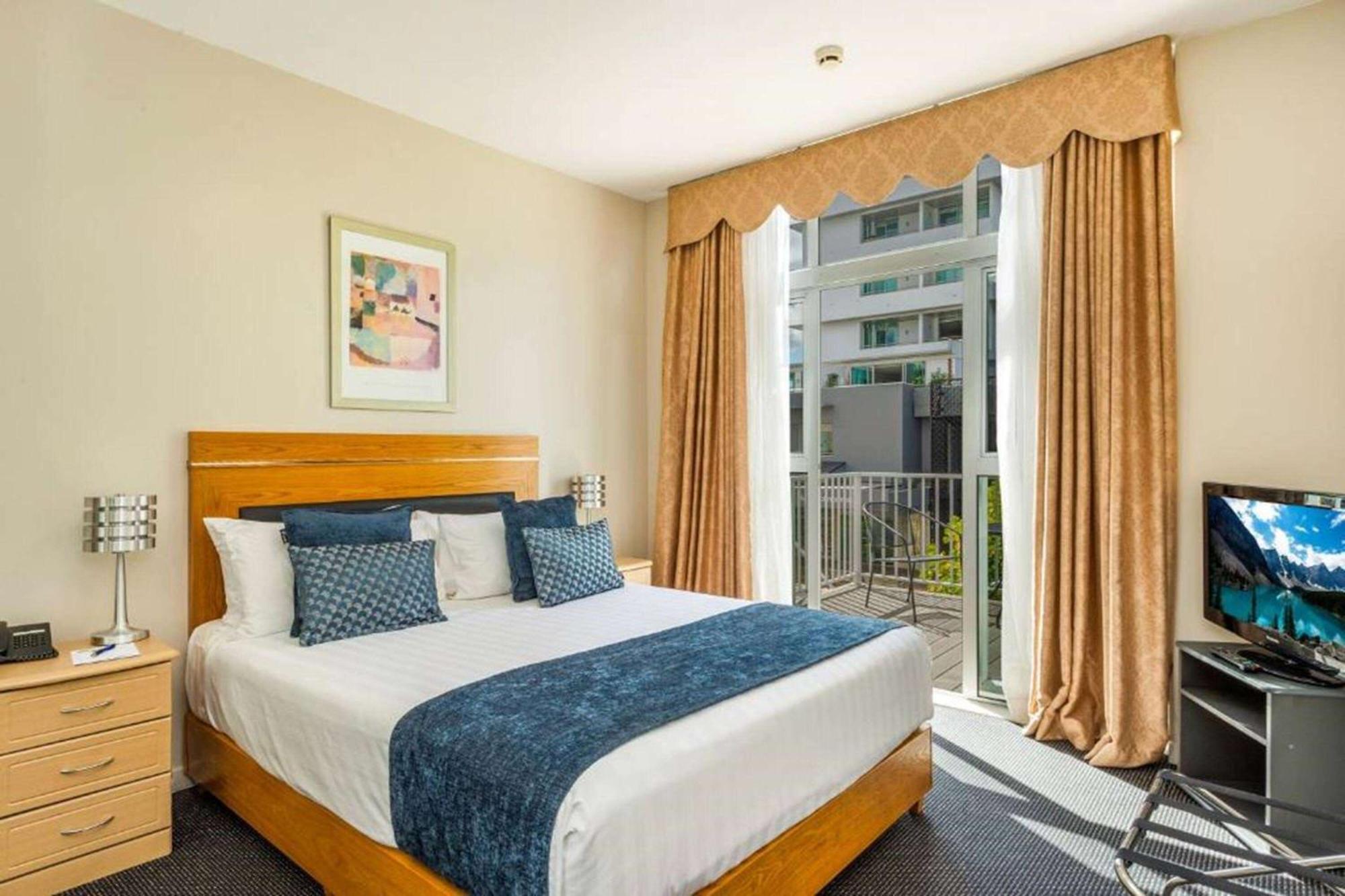 Ramada By Wyndham, Hamilton City Center Esterno foto