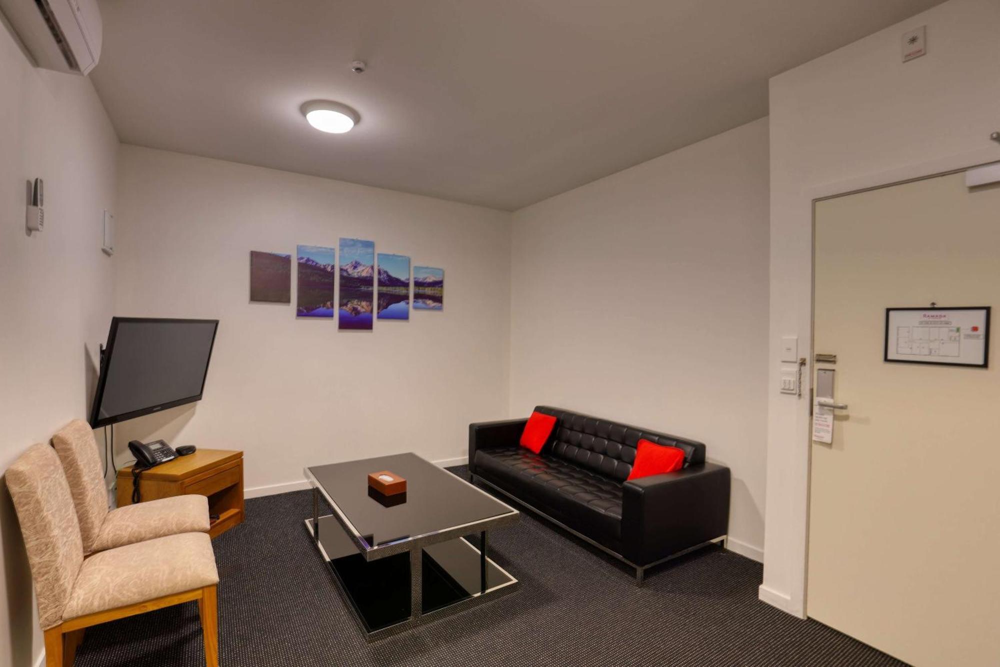 Ramada By Wyndham, Hamilton City Center Esterno foto