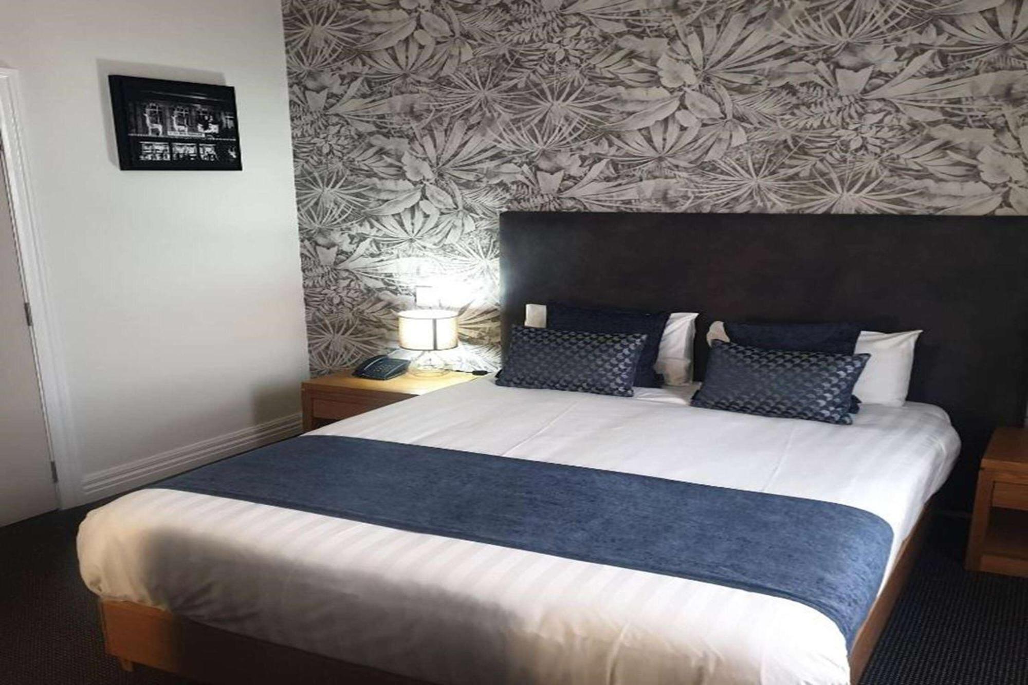 Ramada By Wyndham, Hamilton City Center Esterno foto