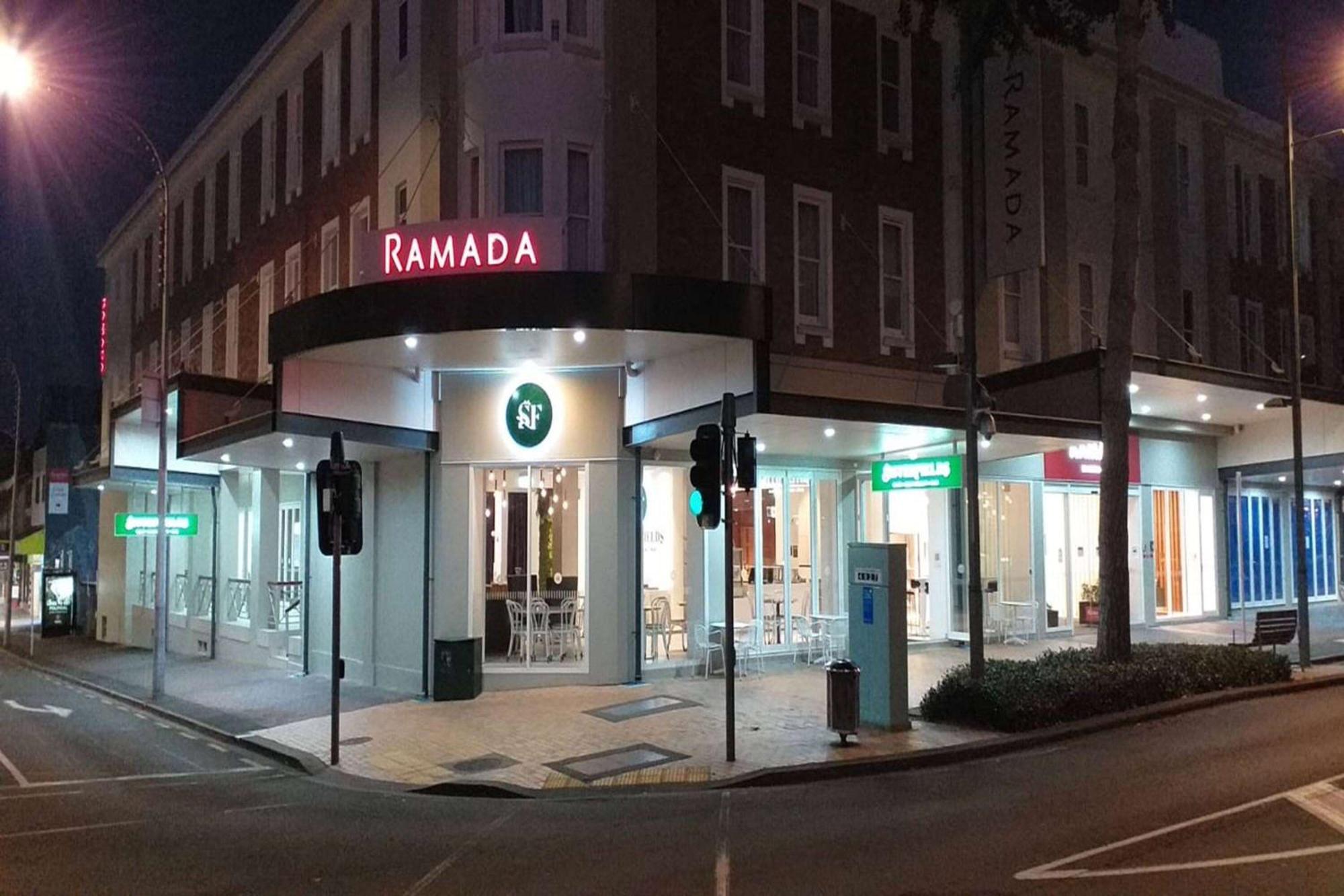 Ramada By Wyndham, Hamilton City Center Esterno foto