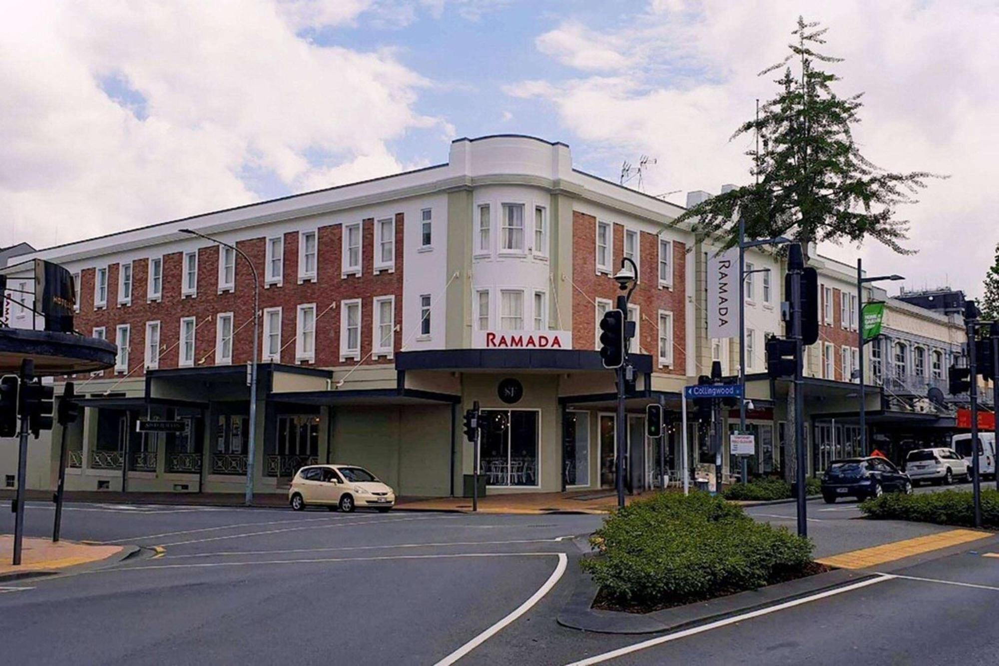 Ramada By Wyndham, Hamilton City Center Esterno foto