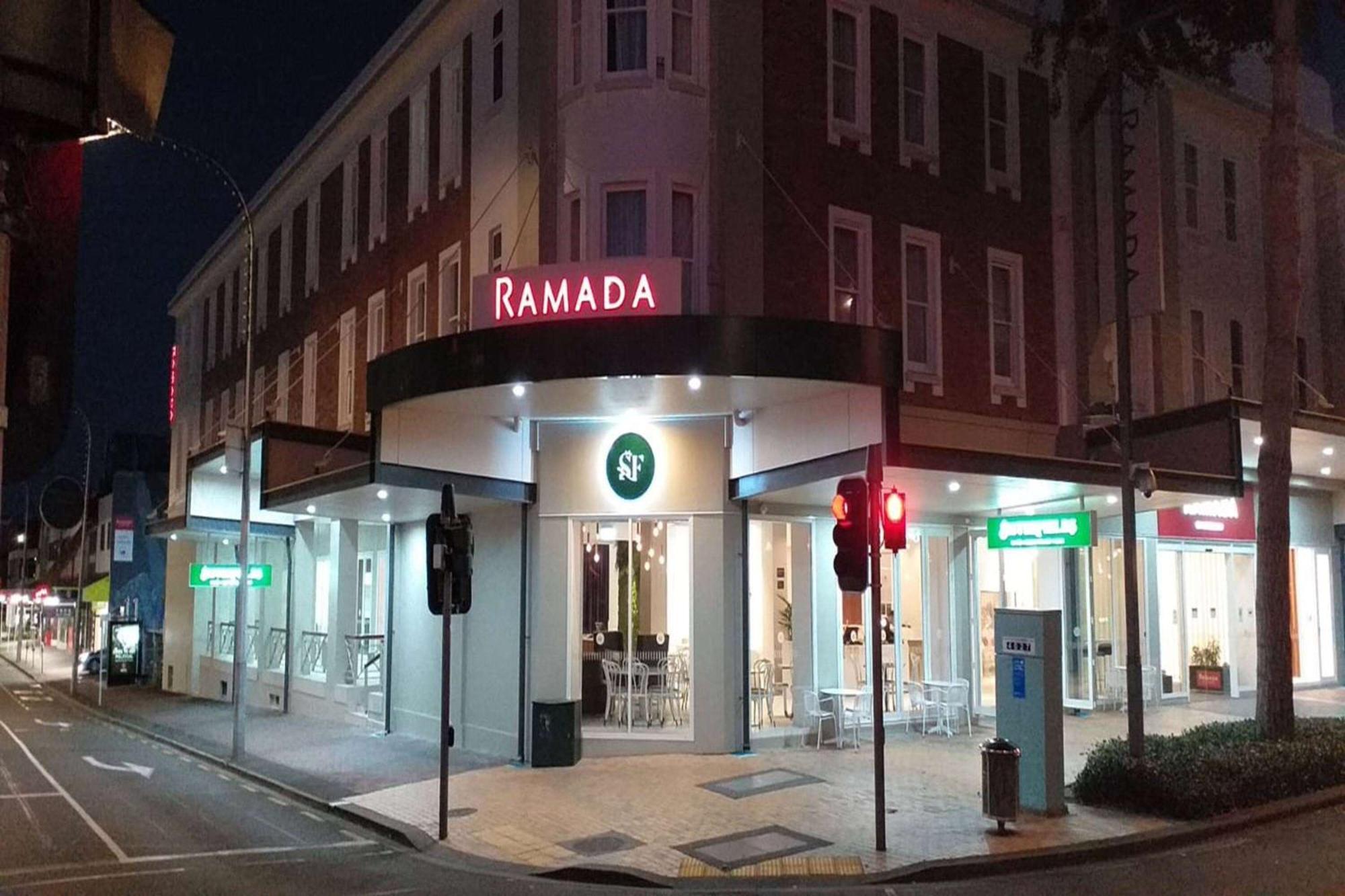 Ramada By Wyndham, Hamilton City Center Esterno foto