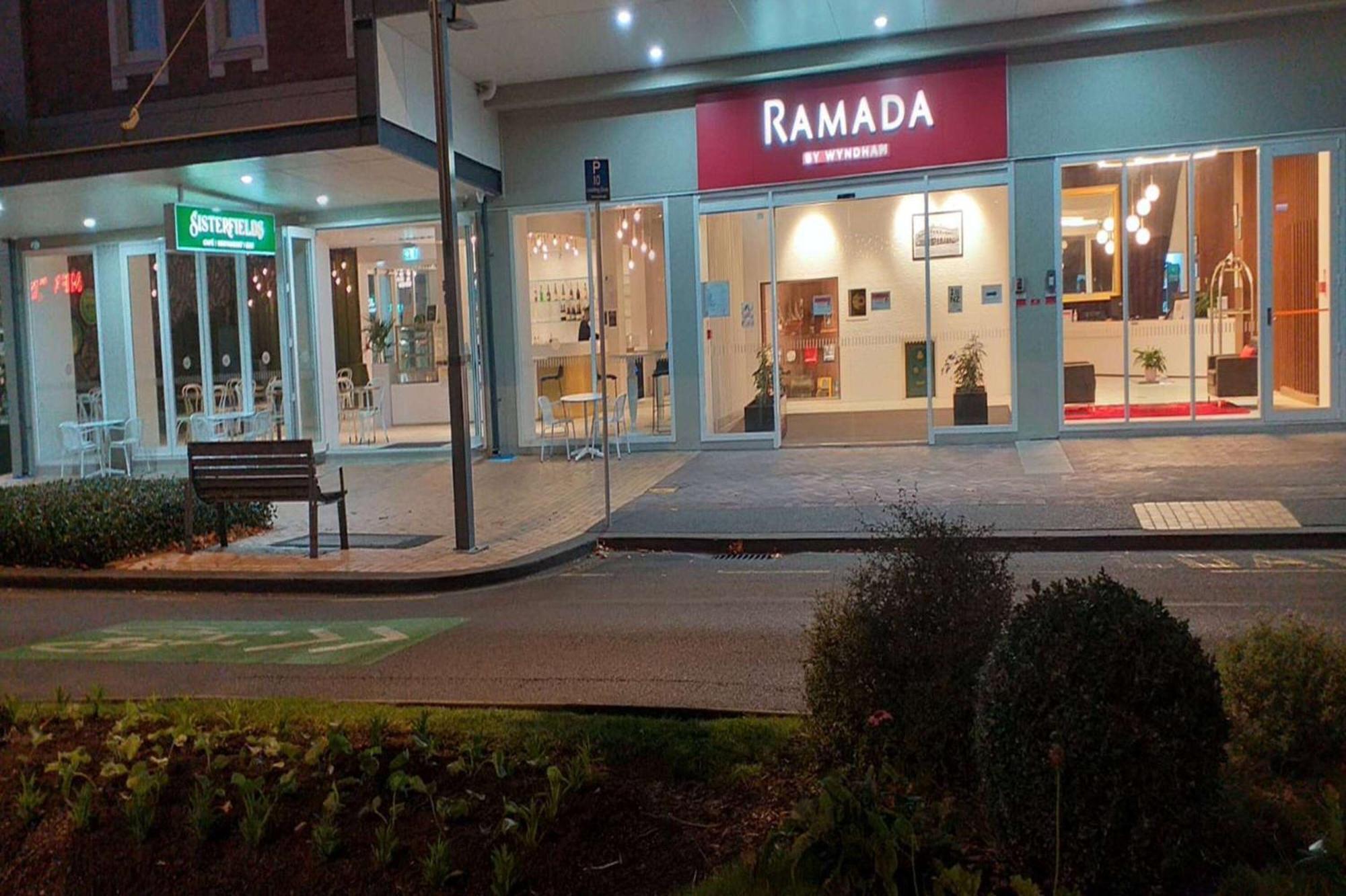 Ramada By Wyndham, Hamilton City Center Esterno foto