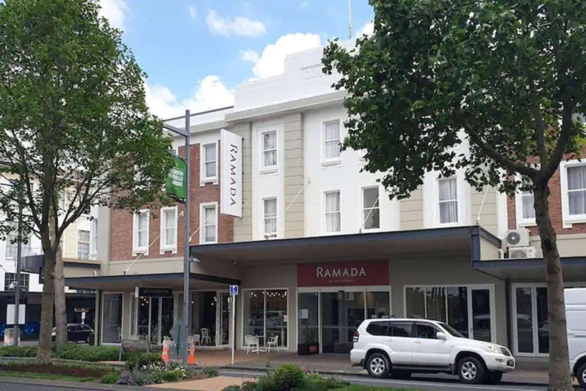 Ramada By Wyndham, Hamilton City Center Esterno foto