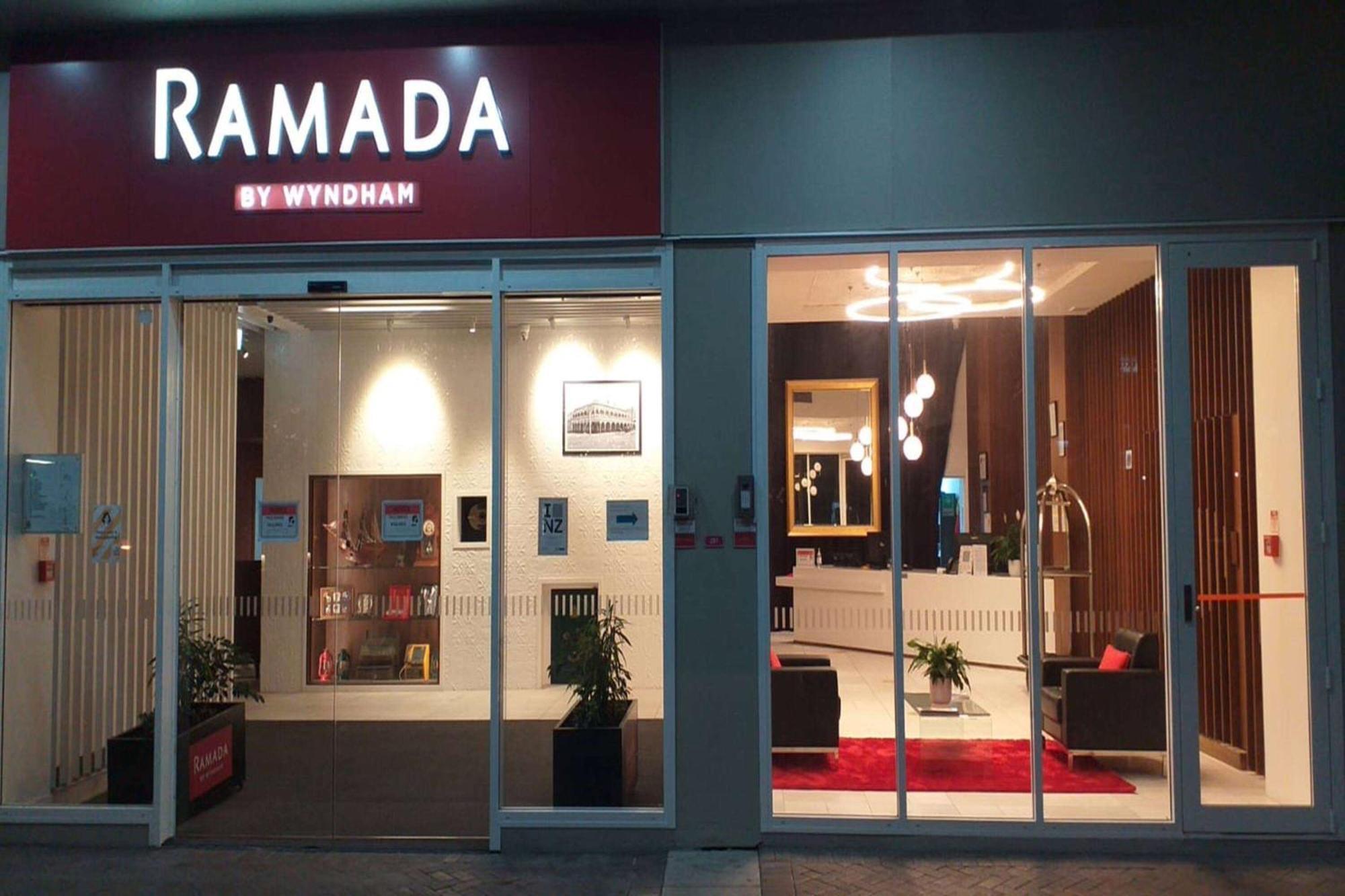 Ramada By Wyndham, Hamilton City Center Esterno foto