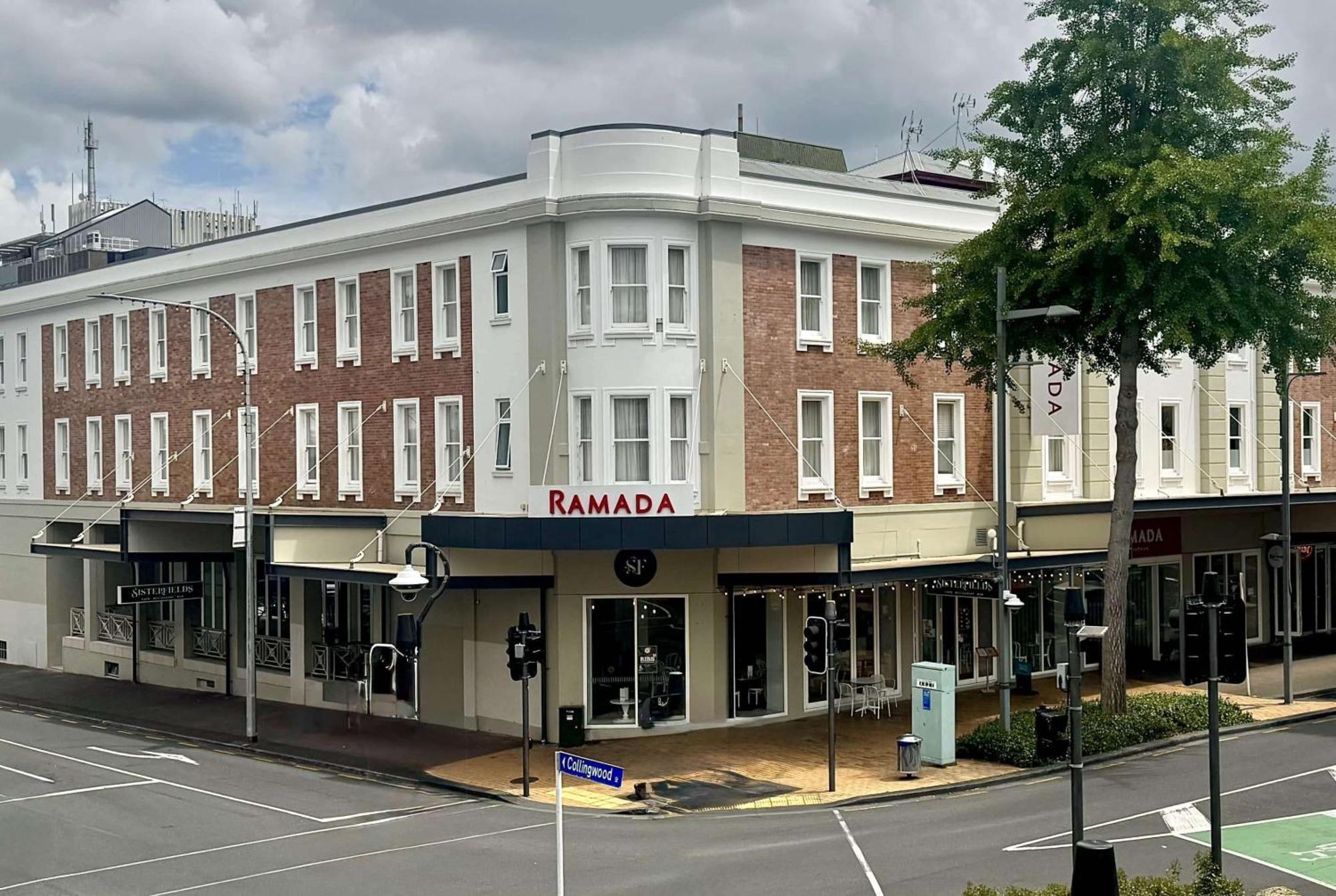 Ramada By Wyndham, Hamilton City Center Esterno foto