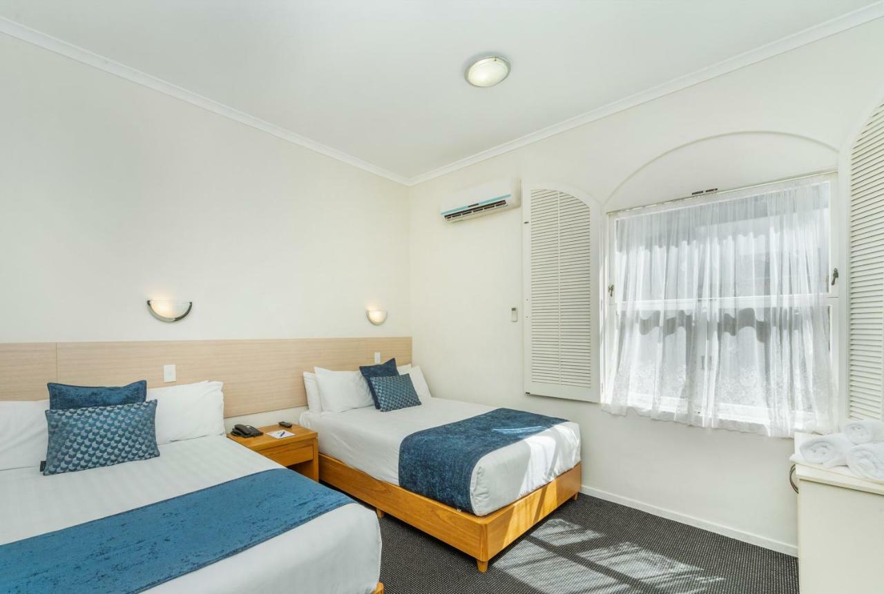 Ramada By Wyndham, Hamilton City Center Esterno foto